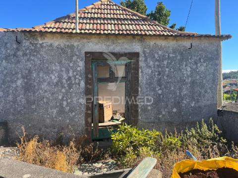 Moradia para recuperar com 2 palheiros e 1348m2 de terreno na ponta do pargo