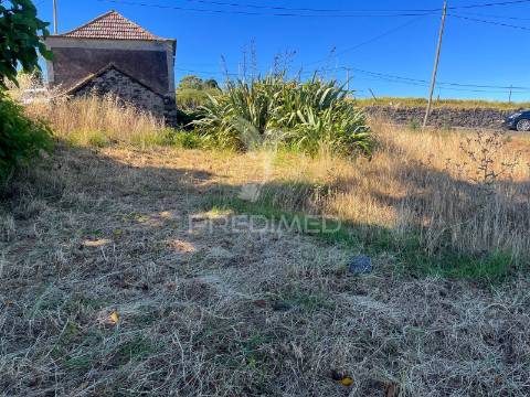 Moradia para recuperar com 2 palheiros e 1348m2 de terreno na ponta do pargo