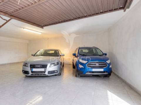 Garagem com 45 m² e 3 lugares de estacionamento