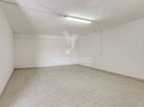 Garagem com 45 m² e 3 lugares de estacionamento