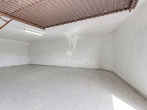 Garagem com 45 m² e 3 lugares de estacionamento