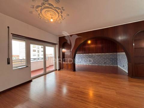 Apartamento t3 central para arrendamento