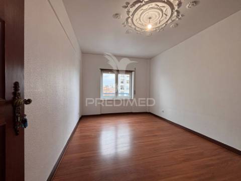 Apartamento t3 central para arrendamento