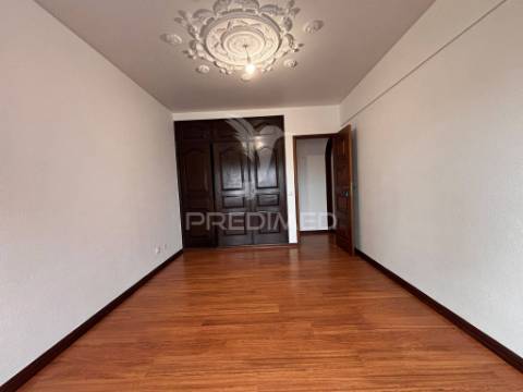 Apartamento t3 central para arrendamento