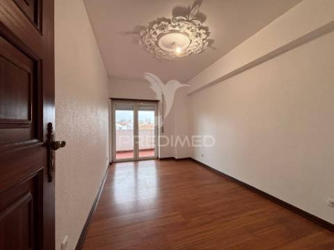 Apartamento t3 central para arrendamento