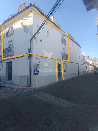 Moradia de 1.º e 2.º andar com terraço e varandas | campo maior