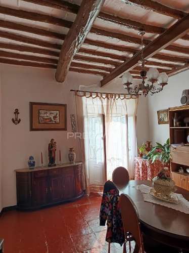 Moradia de 1.º e 2.º andar com terraço e varandas | campo maior