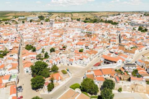 Moradia de 1.º e 2.º andar com terraço e varandas | campo maior
