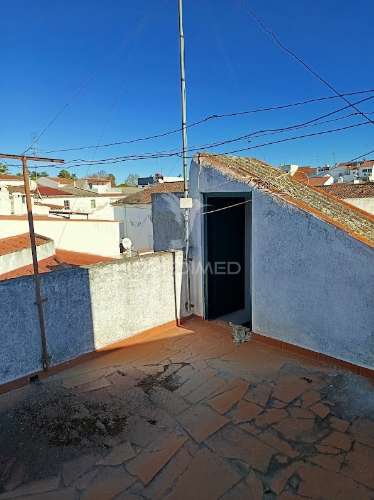 Moradia de 1.º e 2.º andar com terraço e varandas | campo maior