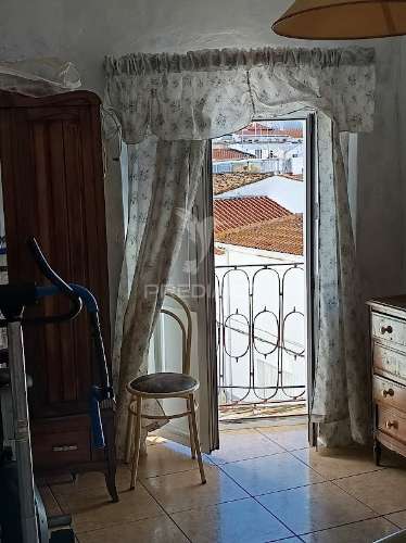 Moradia de 1.º e 2.º andar com terraço e varandas | campo maior