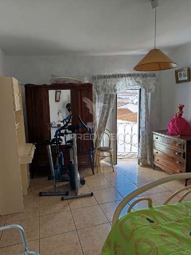 Moradia de 1.º e 2.º andar com terraço e varandas | campo maior