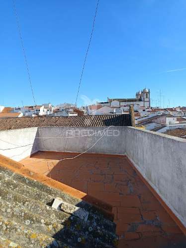 Moradia de 1.º e 2.º andar com terraço e varandas | campo maior