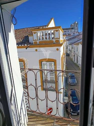 Moradia de 1.º e 2.º andar com terraço e varandas | campo maior