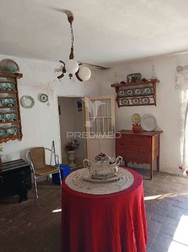 Moradia de 1.º e 2.º andar com terraço e varandas | campo maior
