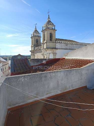 Moradia de 1.º e 2.º andar com terraço e varandas | campo maior