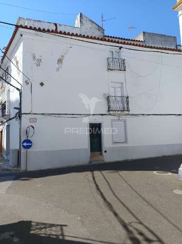 Moradia de 1.º e 2.º andar com terraço e varandas | campo maior