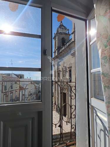 Moradia de 1.º e 2.º andar com terraço e varandas | campo maior