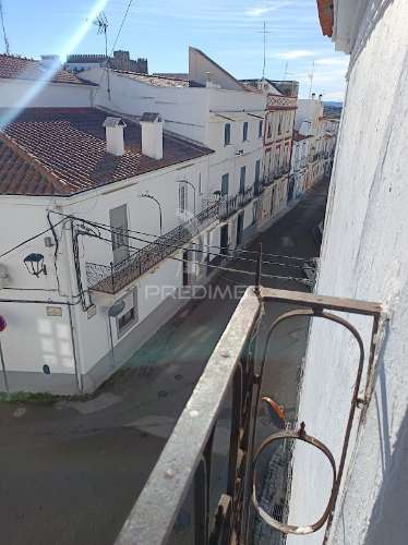 Moradia de 1.º e 2.º andar com terraço e varandas | campo maior