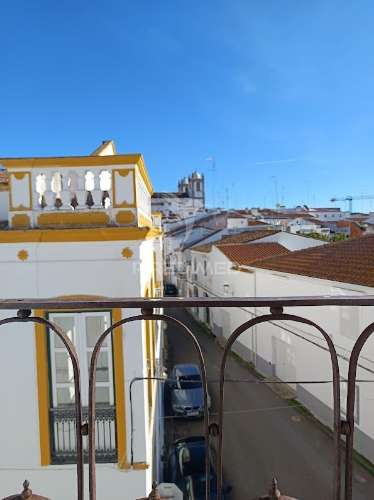 Moradia de 1.º e 2.º andar com terraço e varandas | campo maior