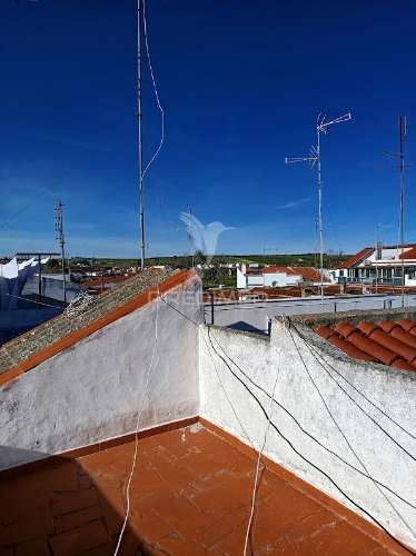 Moradia de 1.º e 2.º andar com terraço e varandas | campo maior