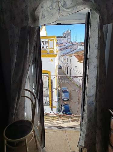 Moradia de 1.º e 2.º andar com terraço e varandas | campo maior
