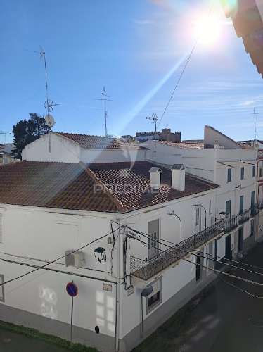 Moradia de 1.º e 2.º andar com terraço e varandas | campo maior