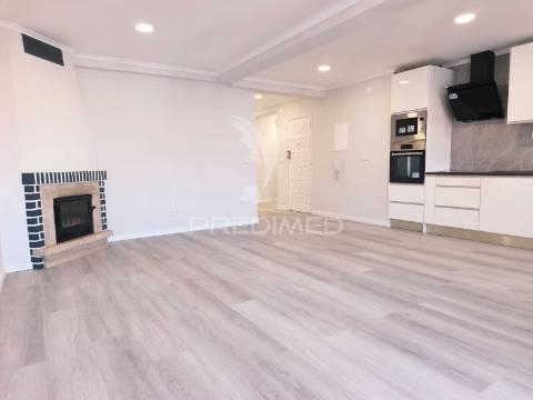 Apartamento t4 totalmente remodelado | amora