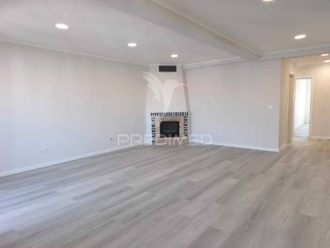 Apartamento t4 totalmente remodelado | amora