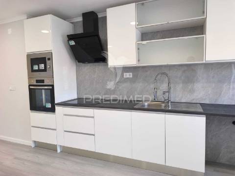 Apartamento t4 totalmente remodelado | amora