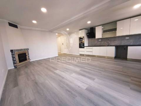 Apartamento t4 totalmente remodelado | amora
