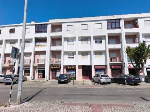 Apartamento t4 totalmente remodelado | amora