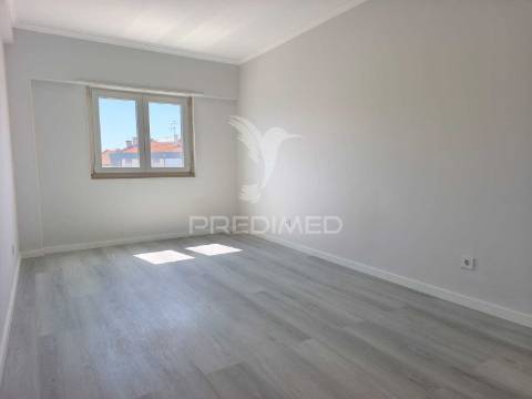 Apartamento t4 totalmente remodelado | amora