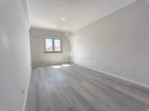 Apartamento t4 totalmente remodelado | amora