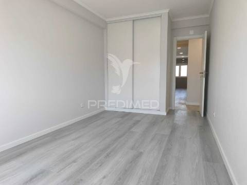 Apartamento t4 totalmente remodelado | amora