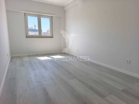Apartamento t4 totalmente remodelado | amora