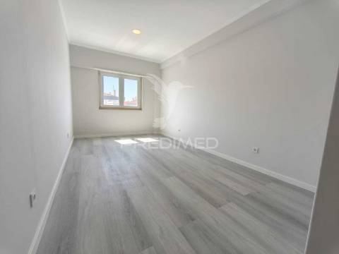 Apartamento t4 totalmente remodelado | amora