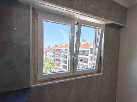 Apartamento t4 totalmente remodelado | amora