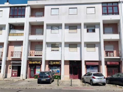 Apartamento t4 totalmente remodelado | amora