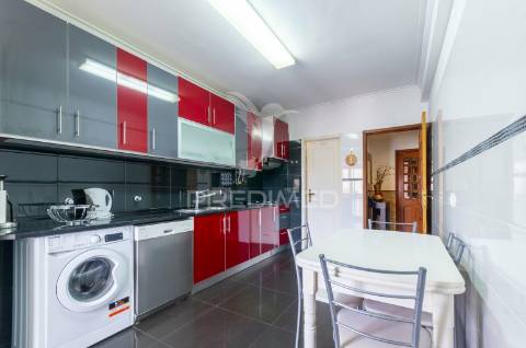 Apartamento t3 com excelente localização, massamá