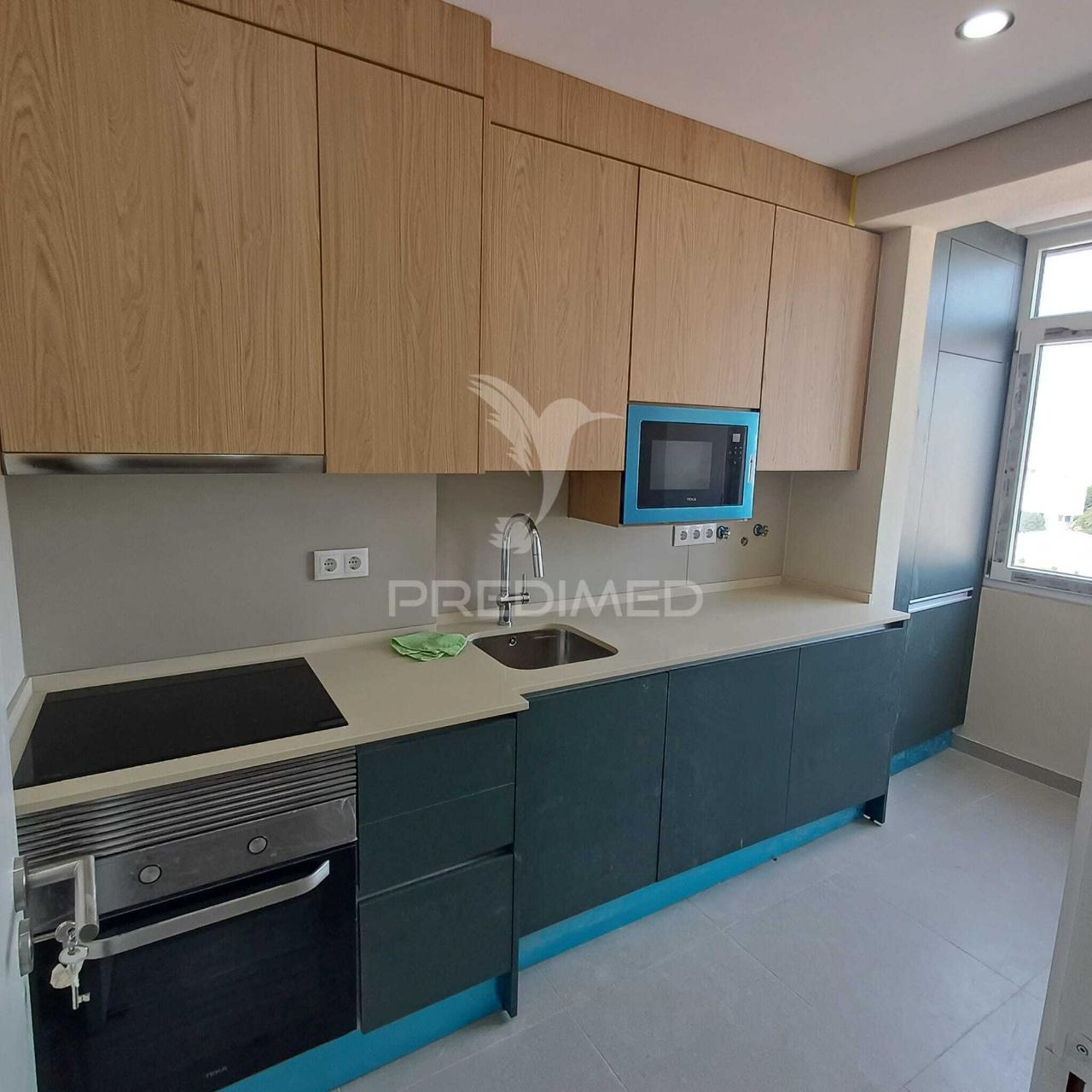 Apartamento t2 renovado com varanda - queluz