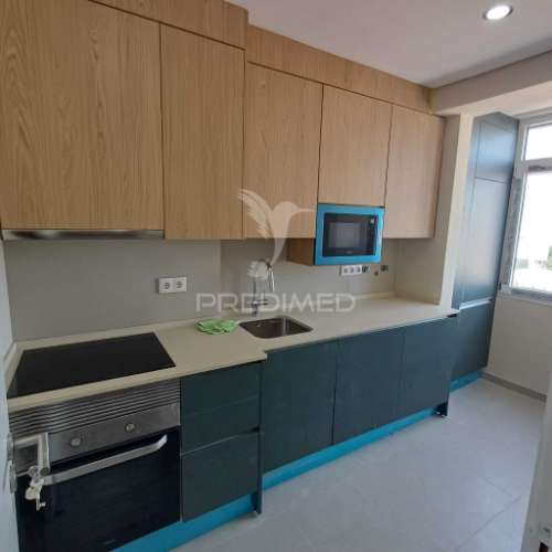 Apartamento t2 renovado com varanda - queluz