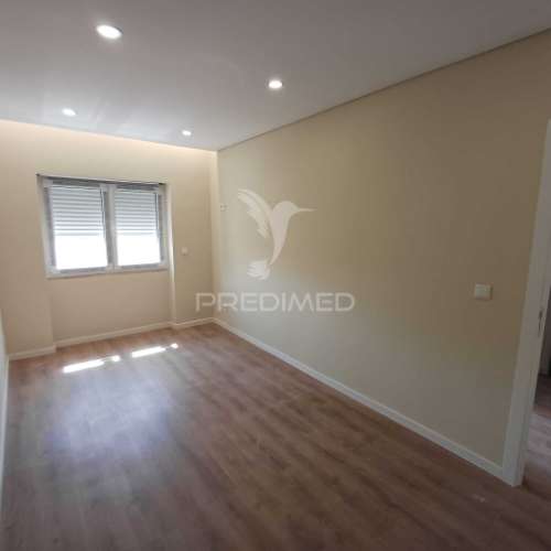 Apartamento t2 renovado com varanda - queluz