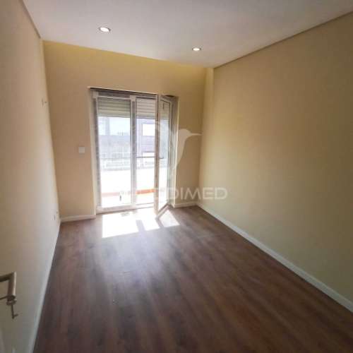Apartamento t2 renovado com varanda - queluz