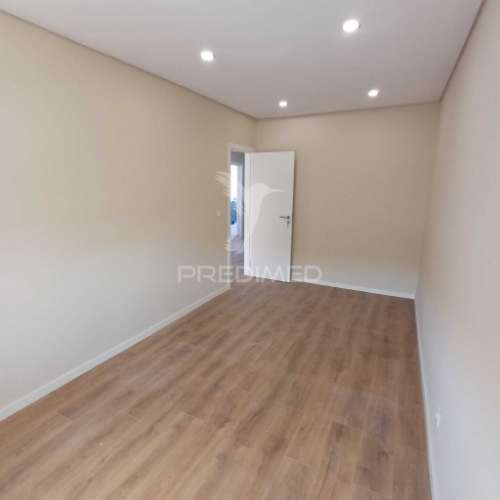 Apartamento t2 renovado com varanda - queluz