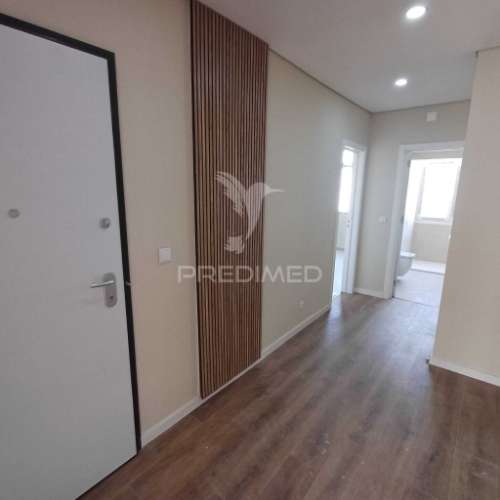Apartamento t2 renovado com varanda - queluz