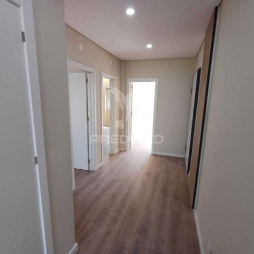 Apartamento t2 renovado com varanda - queluz