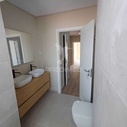 Apartamento t2 renovado com varanda - queluz
