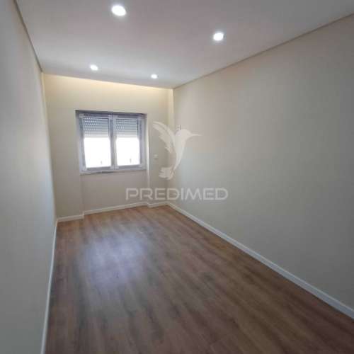 Apartamento t2 renovado com varanda - queluz