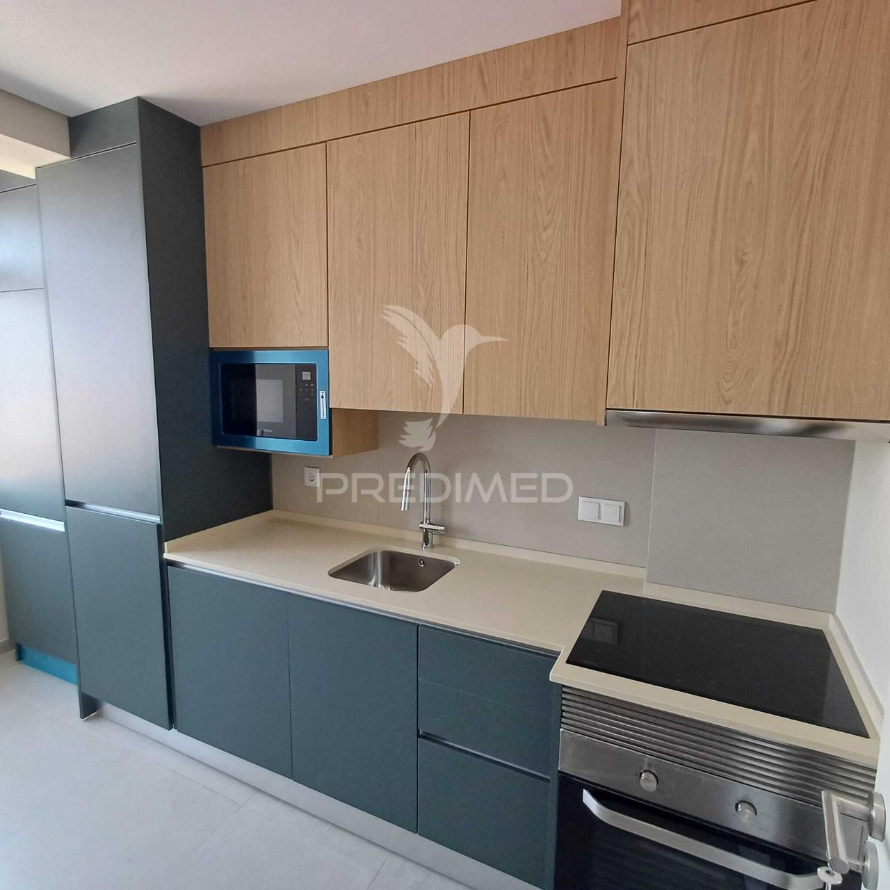 Apartamento t3 renovado com varanda - queluz