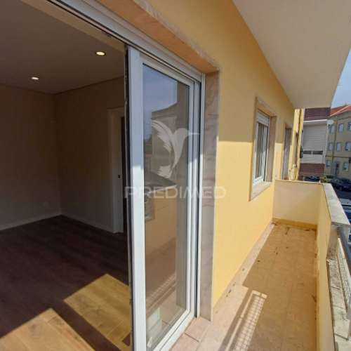 Apartamento t3 renovado com varanda - queluz